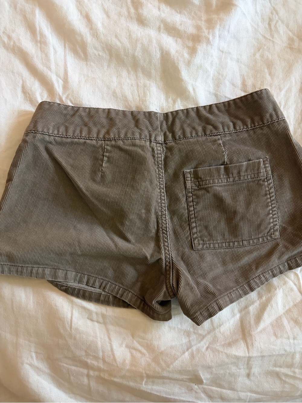 Early 2000s Roxy shorts- Taupe Brown 26-27 waist - Picture 3 of 5